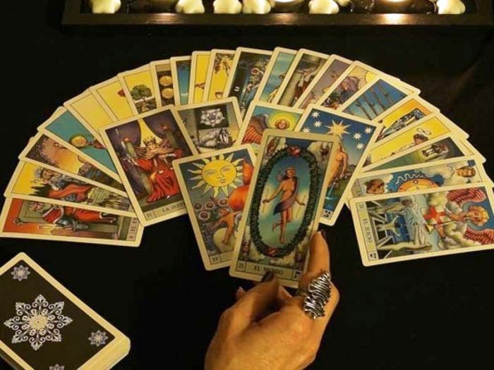 Tarot là gì? Tarot Reader là gì? 7 điều bạn nhất định phải biết về bói bài Tarot
