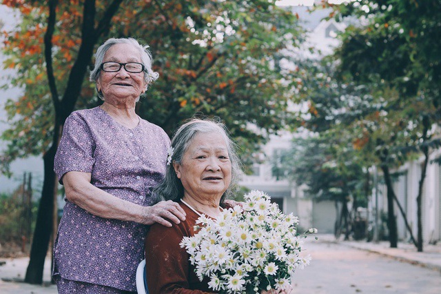 Câu chuyện về “Bà già hay khóc – Bà già hay cười” và bài học đáng suy ngẫm