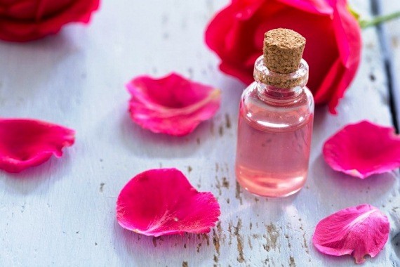 Cách chọn nước hoa hồng hỗ trợ trị mụn cho từng loại da có thể bạn chưa biết