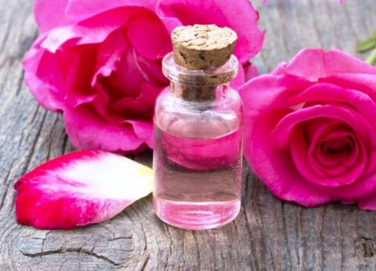 Cách chọn nước hoa hồng hỗ trợ trị mụn cho từng loại da có thể bạn chưa biết