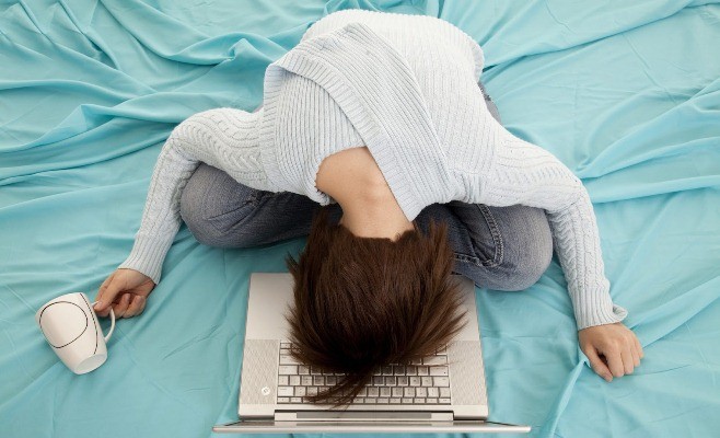 Làm việc trên giường ngủ 5 tác hại khôn lường đối với sức khỏe