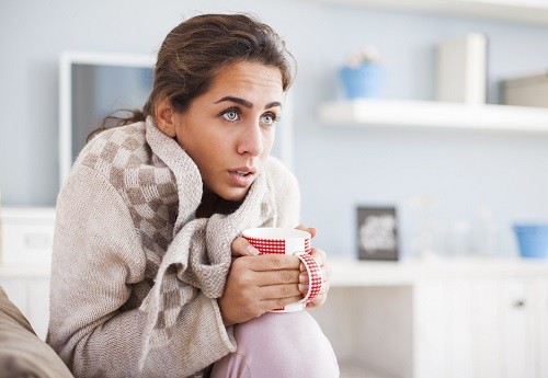 10 lý do khiến cơ thể bạn luôn cảm thấy lạnh đó là gì? Có nguy hiểm không?