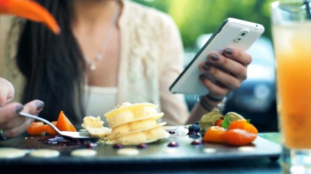 Vừa ăn vừa sử dụng laptop, điện thoại và những mối nguy hiểm khôn lường