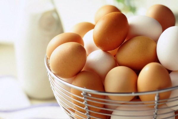Trứng màu nâu và trứng màu trắng khác nhau thế nào