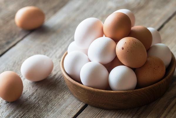 Trứng màu nâu và trứng màu trắng khác nhau thế nào