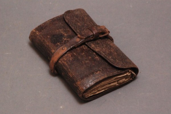 Khám phá nguồn gốc và lịch sử hình thành của chiếc ví da