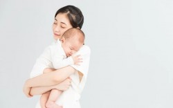 Những cách bế con gây nguy hiểm đến sức khỏe của trẻ