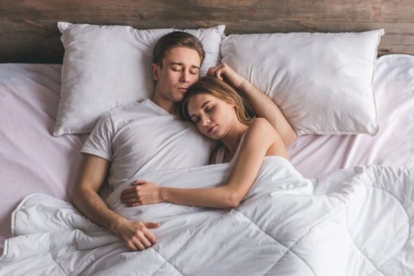 10 thói quen khi ngủ tiết lộ điều gì về tình trạng mối quan hệ của bạn