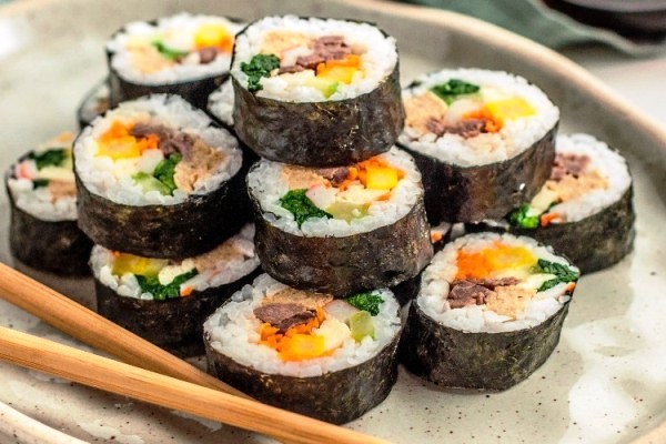Kimbap là gì? Kimbap và sushi có phải là một không?