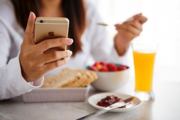 5 tác hại khôn lường khi vừa ăn vừa sử dụng laptop, điện thoại