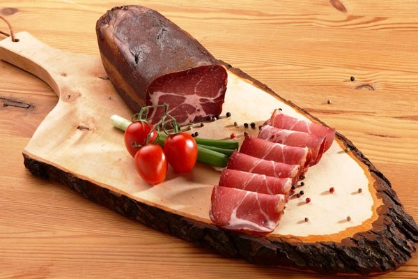 Thịt xông khói là gì? Nấu món gì ngon và cách bảo quản thịt xông khói