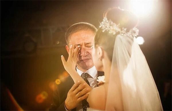 Thấm thía lời cha dạy con gái về cách chọn chồng khiến ai cũng phải cay mắt