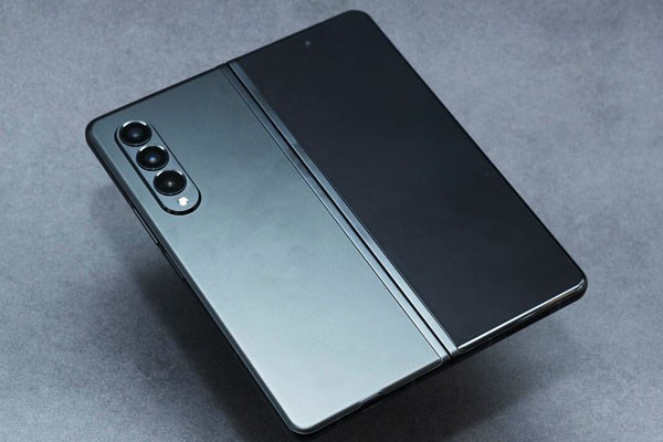 review smartphone Galaxy Z Fold3: Khả năng gập, chống nước -  giá khoảng 40 triệu đồng