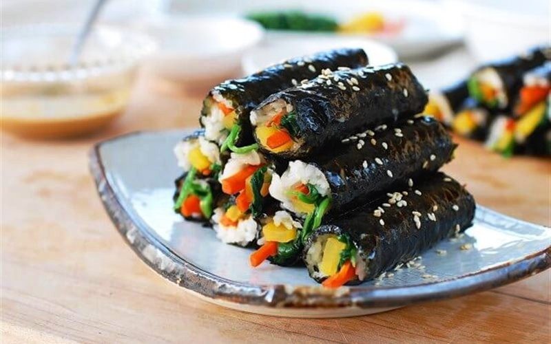 Kimbap là gì? Kimbap và sushi có phải là một không?