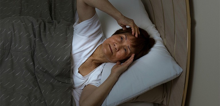 Tại sao người già ngủ ít?