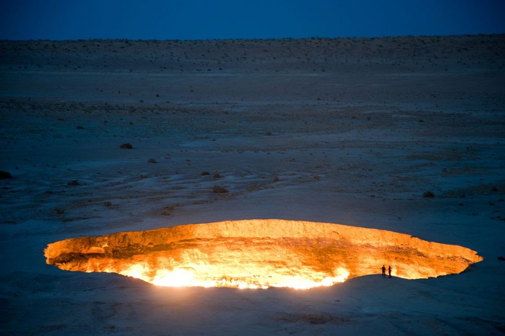 Ánh sáng ngọn lửa phát ra ở giữa trung tâm sa mạc (Ảnh: Flickr)