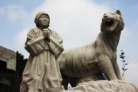 Người dân nơi đây đã quen thuộc với câu chuyện và còn tạc nên bức tượng bà Bbyong cùng với con hổ dữ (Ảnh: kimchiguesthouse)