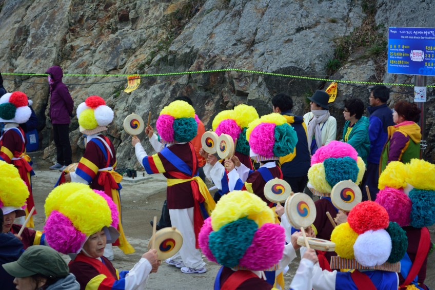 Lễ hội Sea-parting Festival hằng năm luôn thu hút nhiều khách nước ngoài và nội địa. (Ảnh; Photoshelter)
