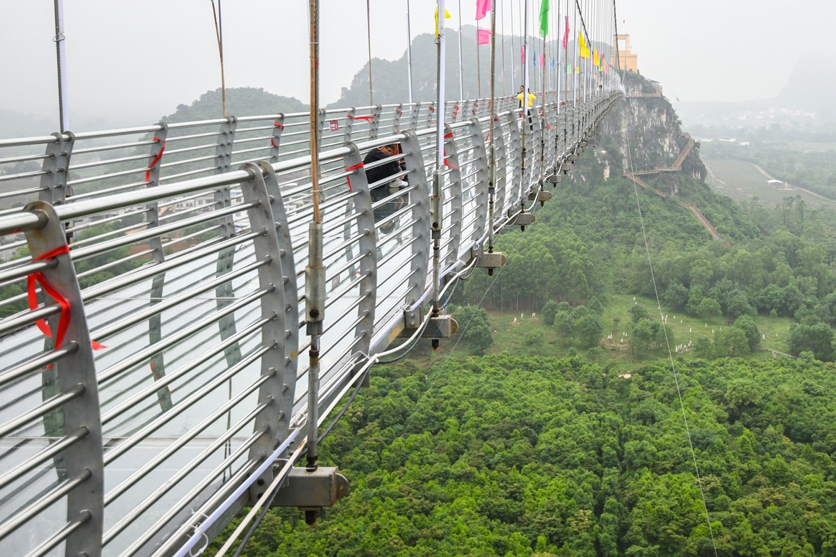 Cầu kính dài nhất thế giới cho khách trượt thẳng xuống đất từ đỉnh núi