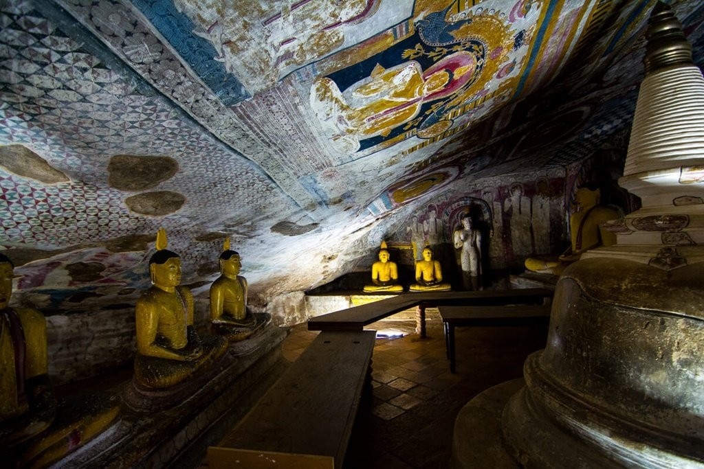Kinh ngạc với khu đền Vàng dưới tảng đá khổng lồ ở Sri Lanka