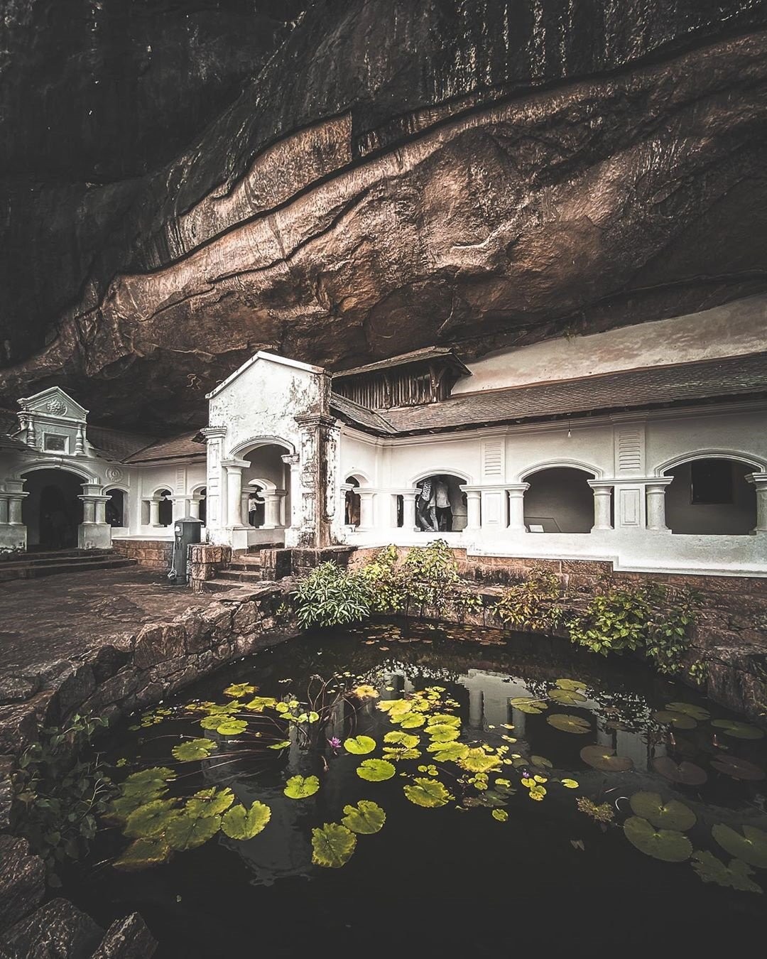 Kinh ngạc với khu đền Vàng dưới tảng đá khổng lồ ở Sri Lanka