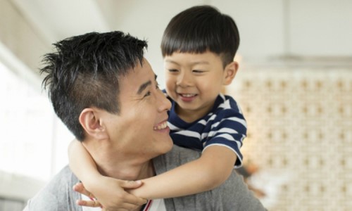 Vai trò của người cha trong nuôi dạy con trai khỏe mạnh về mặt tình cảm