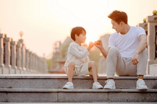 Vai trò của người cha trong nuôi dạy con trai khỏe mạnh về mặt tình cảm