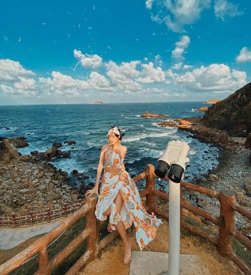 Bỏ túi ngay cách tạo dáng chụp ảnh với biển đẹp cho chị em sống ảo cực chill