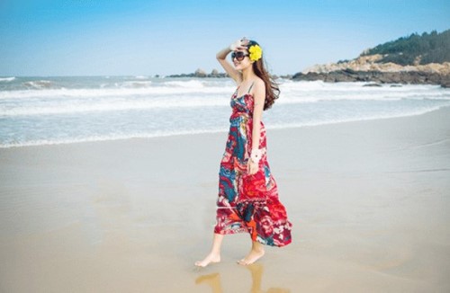 Bỏ túi ngay cách tạo dáng chụp ảnh với biển đẹp cho chị em sống ảo cực chill