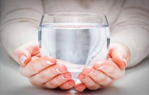 Uống nước sau khi thức dậy nếu mắc 3 sai lầm này có thể phá hủy thận, gây ung thư