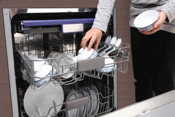 Máy rửa bát có tốn nhiều điện nước không? Có nên mua máy rửa bát không?