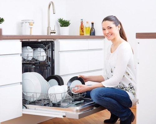 Máy rửa bát có tốn nhiều điện nước không? Có nên mua máy rửa bát không?