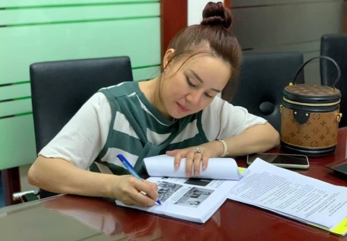 Ca sĩ Vy Oanh nộp đơn yêu cầu khởi tố CEO Đại Nam Nguyễn Phương Hằng