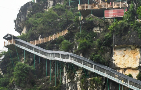 Cầu kính dài nhất thế giới cho khách trượt thẳng xuống đất từ đỉnh núi