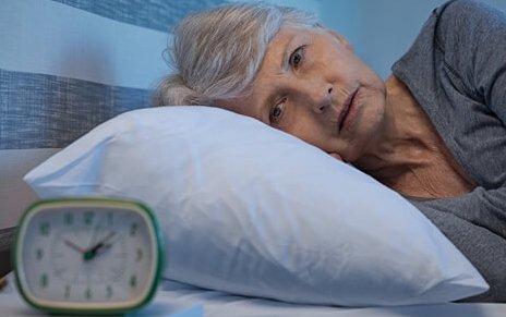 Tại sao người già ngủ ít?