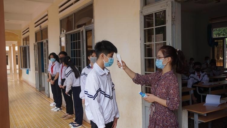 Thêm nhiều trường Hà Nội cho sinh viên, học sinh nghỉ, phun khử khuẩn xuyên đêm