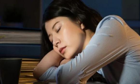 Tại sao bạn hay buồn ngủ vào mùa thu? Mẹo giúp bạn thoát khỏi cơn buồn ngủ